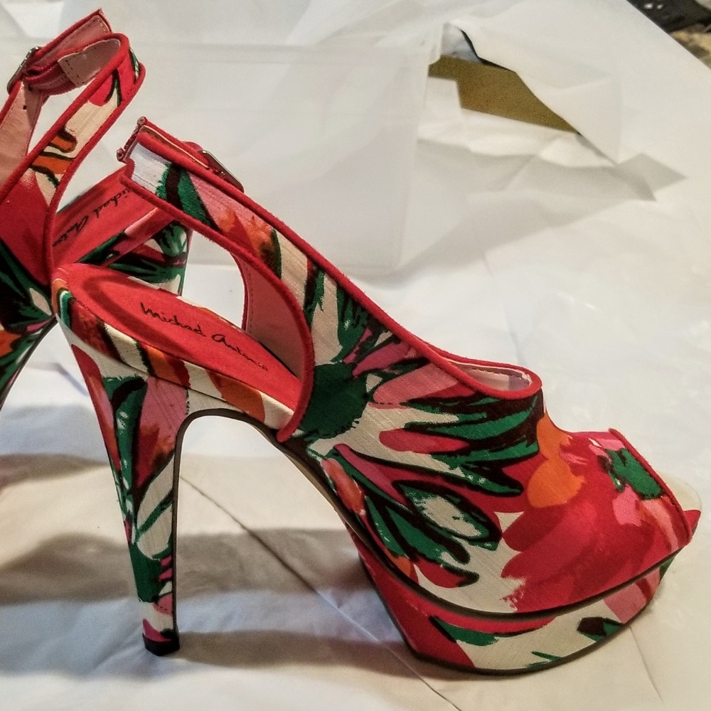Tahoe Red/White/Green Floral Platform